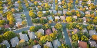 无人机俯瞰秋季郊区秋季房地产