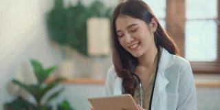 亚洲女医生监测患者的症状使用数字平板电脑
