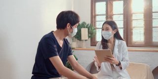 年轻的女医生用平板电脑向病人提问