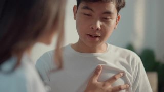 亚洲哮喘患者担心自己的呼吸障碍，因此咨询医生视频素材模板下载