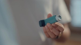 亚洲哮喘患者关心如何使用哮喘吸入器。视频素材模板下载