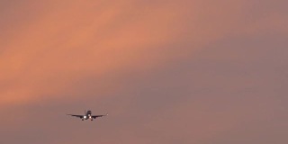 飞机在天空和日出前降落在机场