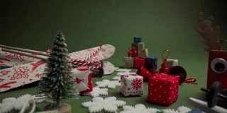 可爱的圣诞装饰，手工制作的礼盒和驯鹿玩具