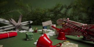 手工制作的圣诞装饰品，有礼品盒，鹿和塑料雪花