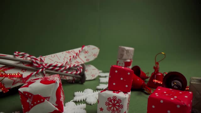 用手工制作的驯鹿、礼品盒和塑料雪花制成的圣诞和新年装饰品