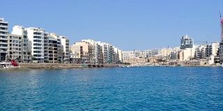 位于地中海马耳他岛上的圣朱利安湾