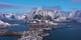 冬天里的村庄和山脉。Olstinden高峰。Moskenes,罗弗敦群岛。挪威的风景。鸟瞰图。无人机是轨道