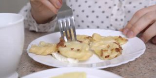 有人想要尝试土豆pierogi，这是俄罗斯和乌克兰的传统菜肴，在varenik上涂上酸奶油，然后用叉子戳它