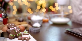 自制的圣诞饼干和新年快乐。在家里和朋友和家人一起做姜饼。