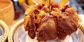 亚洲街头小吃-夜市和步行街的脆皮炸鸡。清迈。、泰国。