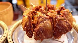 亚洲街头小吃-夜市和步行街的脆皮炸鸡。清迈。、泰国。视频素材模板下载
