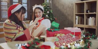 两个亚洲少女享受和庆祝圣诞节日聚会在公寓一起