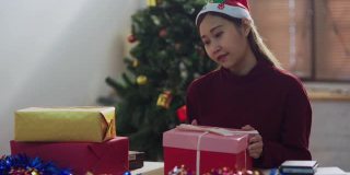 年轻女子打开和惊喜的圣诞礼盒