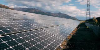 4K延时大型工业太阳能农场生产集中太阳能。概念生态