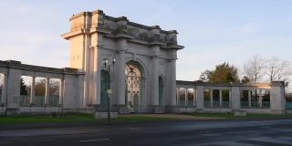 诺丁汉特伦特河堤岸上的战争纪念碑拱门。