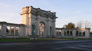 诺丁汉特伦特河堤岸上的战争纪念碑拱门。视频素材模板下载