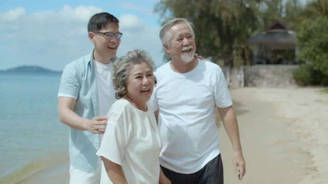 夏日沙滩上快乐的一家人，慢镜头