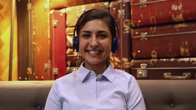 印度女商人戴着耳机进行谈判使用视频通话，通过网络摄像头观看