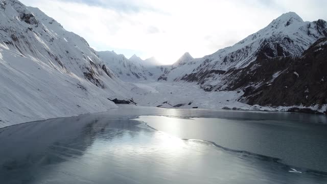 无人机飞越中国西藏冰冻的冰川泻湖。无人机航拍画面