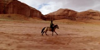纳瓦霍男孩骑马的动作镜头