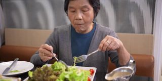 老年妇女吃沙拉，健康食品换来健康生活