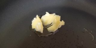 黄油在热锅上融化