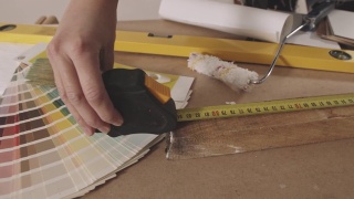 女人用卷尺测量一块木板的特写镜头视频素材模板下载