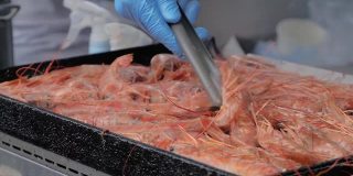 慢镜头:厨师烹饪新鲜的红海螯虾烧烤在夏季当地食物