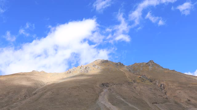 中国西藏高原上的云被吹走了