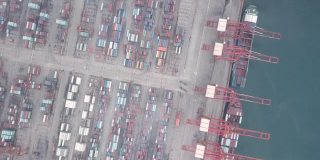 无人机视角下的繁忙工业港口与集装箱船