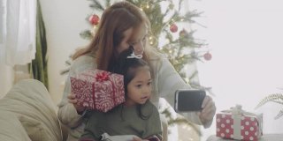 2019冠状病毒病(COVID-19)大流行期间，家人通过视频电话欢度圣诞节