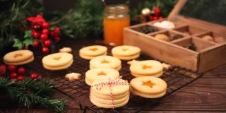 女子手中夹着杏子果酱的传统奥地利圣诞饼干林泽饼干