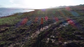 女子越野跑者在高海拔的湖边跑步，无人机鸟瞰画面视频素材模板下载