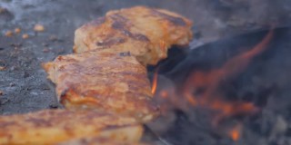 厨师用火钳在火盆上烤牛排:特写，慢动作