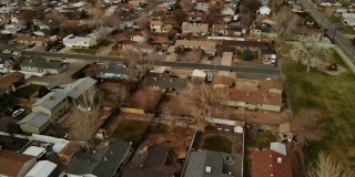 白天郊区中产和工人阶级美国西部房地产市场4K无人机系列视频