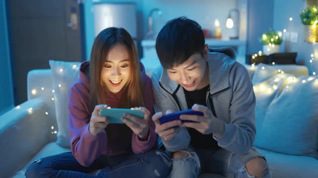 亚洲夫妇玩手机游戏