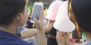 十几岁的男孩和女孩买棉花糖。街头食品泰国
