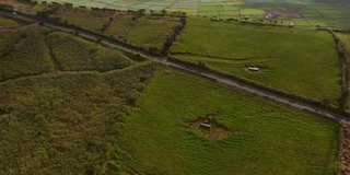 飞过绿色的山脊，进入有许多农田的山谷。亚述尔群岛，Terceira, Serra do Cumo的航拍