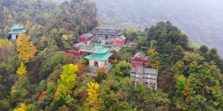 中国湖北省武当山南雁宫背后的空中景观