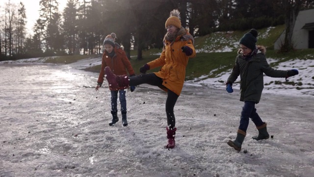 孩子们踢雪和冰玩得很开心