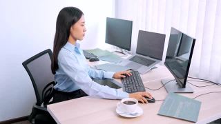 亚洲女程序员，在办公室用电脑输入源代码来开发程序或应用程序视频素材模板下载