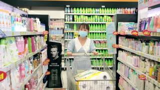 高级妇女在超市购物用口罩保护视频素材模板下载