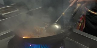 4K超高清慢镜头:炒面，泰国美食，用火焰。