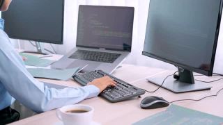 亚洲女程序员，在办公室用电脑输入源代码来开发程序或应用程序视频素材模板下载