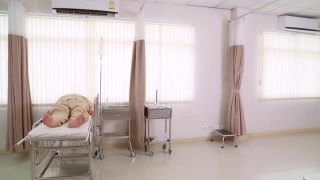 4K超高清推车拍摄:医院轮床担架床上的新病人被送往急诊室。视频素材模板下载