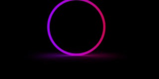 霓虹灯在黑色背景上旋转着五颜六色的圆圈
