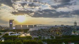 间隔拍摄。北京地标，国家体育场(鸟巢)，日落奥林匹克体育中心，中国。视频素材模板下载