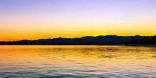 日落时美丽的湖泊和山脉自然景观。