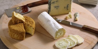 奶酪拼盘与三种不同的奶酪接近