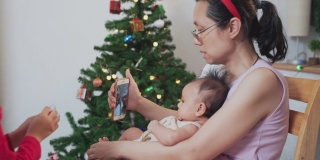 圣诞假期，爷爷奶奶用智能手机和孙子聊天